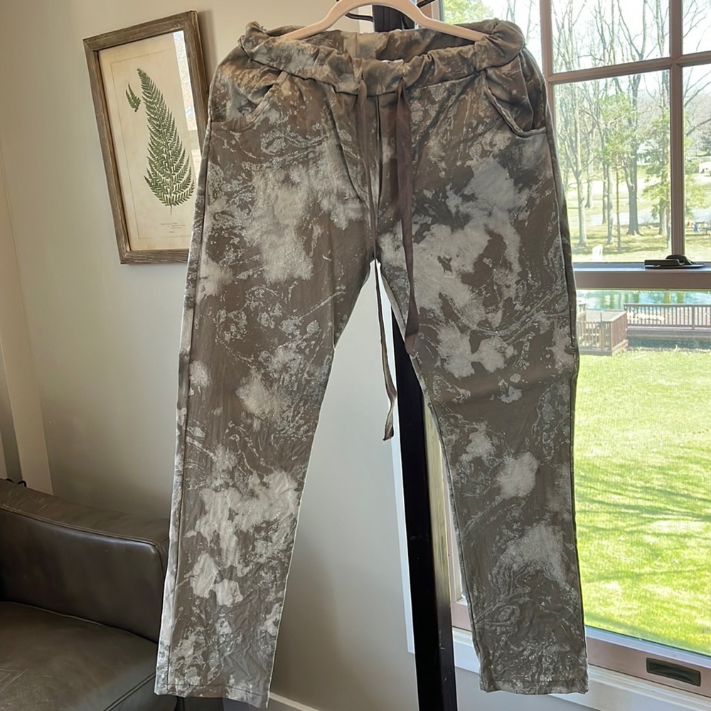 GIGI MODA Chic, chic, chic! Woman’s size M/L super comfy stretch pants.
